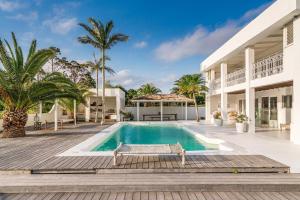 Πισίνα στο ή κοντά στο Bisque House - A Mediterranean Dream Home plus Pool