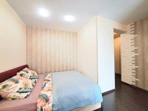 Postel nebo postele na pokoji v ubytování Квартира у ТРЦ Никольский с красивым видом