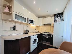 Kuchyň nebo kuchyňský kout v ubytování Квартира у ТРЦ Никольский с красивым видом