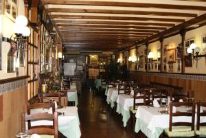 A restaurant or other place to eat at Hotel Reina Victoria