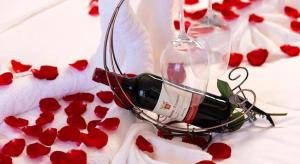 een fles wijn en rode rozen op een tafel bij Lavande Hotel Kunming Railway Station in Kunming