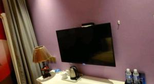 Super 8 Hotel Beijing South Railway Station Majiabao Metro Station的电视和/或娱乐中心