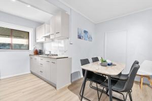 Η κουζίνα ή μικρή κουζίνα στο Stylish Three Bedroom Unit Close to CBD