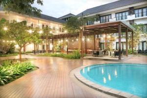 Bazén v ubytování Lido Lake Resort by MNC Hotel nebo v jeho okolí