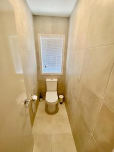 Ένα μπάνιο στο Spacious Holiday Home - 500m from the Beach! +38 φωτογραφίες