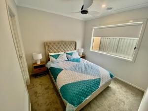 Ένα ή περισσότερα κρεβάτια σε δωμάτιο στο Spacious Holiday Home - 500m from the Beach!