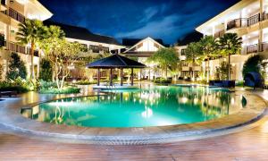 Bazén v ubytování Lido Lake Resort by MNC Hotel nebo v jeho okolí