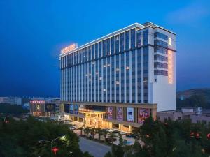 a large building with a lot of windows at Venus International Hotel Guangdong Meizhou Fengshun Huamao Hot-Spring in Tangkeng