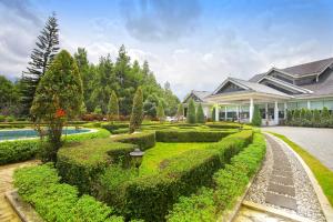 Zahrada ubytování Lido Lake Resort by MNC Hotel