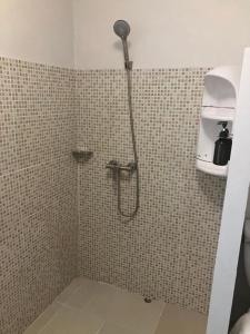 Ban Huai HiaにあるRoute12のタイル張りのバスルーム(シャワーヘッド付)