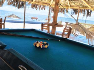 Biliár nebo kulečník v ubytování Cabañas en Playas Villamil, Bungalows!