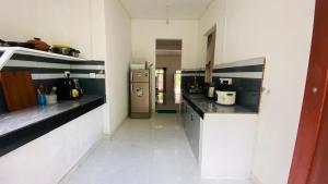 Η κουζίνα ή μικρή κουζίνα στο Elisha Place Hiriketiya