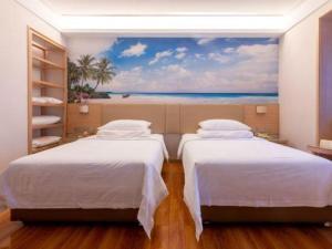 深セン市にあるBest Sleep International Hotel Shenzhen Tanglang Metro Stationの海の絵画が飾られた部屋のベッド2台 +106枚の写真