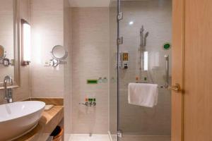 une salle de bain avec une douche avec un lavabo et des toilettes dans l'établissement Best Sleep International Hotel Shenzhen Tanglang Metro Station, à Shenzhen 95 autres photos