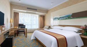 Postel nebo postele na pokoji v ubytování Vienna Hotel Guangdong Zhuhai Mingzhu Station Guozheng