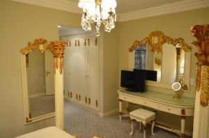 a bedroom with a dressing table and a mirror at Hotel Bertaso in Chapecó
