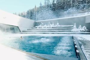 a hot tub in a building with snow on it at Ici, dort un Gorille in Planay