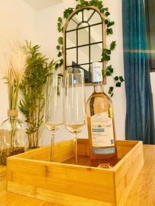 a bottle of wine and two wine glasses on a table at Ici, dort un Gorille in Planay