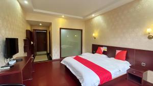 um quarto com uma cama grande com travesseiros vermelhos em Zhangjiajie Alin Recreation Villa em Zhangjiajie