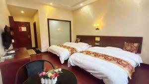 um quarto de hotel com duas camas e um espelho em Zhangjiajie Alin Recreation Villa em Zhangjiajie