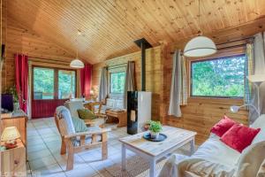 salon z kanapą i stołem w obiekcie Chalet 17 tournesol Mauroux w mieście Mauroux