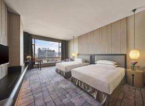東莞市にあるDongGuan JOYC Hotel のベッドが2つと大きな窓があるホテルの部屋 +207枚の写真