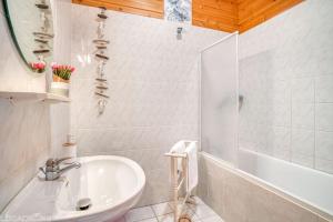Łazienka w obiekcie Chalet 17 tournesol Mauroux