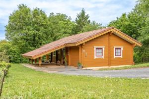 mała drewniana kabina na środku pola w obiekcie Chalet 17 tournesol Mauroux w mieście Mauroux