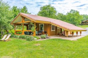 mały drewniany domek na podwórku z trawą w obiekcie Chalet 17 tournesol Mauroux w mieście Mauroux