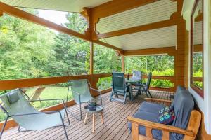 parawan na werandzie z krzesłami i stołem w obiekcie Chalet 17 tournesol Mauroux w mieście Mauroux