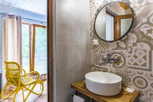 ein Badezimmer mit Waschbecken und Spiegel in der Unterkunft St Anastasia Hotel in Burgas City