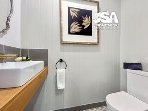 un bagno con lavandino e WC di Allenvale a Jindabyne Altre 28 foto