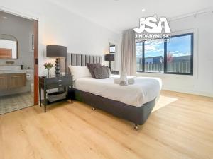 una grande camera da letto con un grande letto e un lavandino di Allenvale a Jindabyne