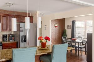 Eldhús eða eldhúskrókur á Newark Gem Ruby 3BR, 3BA - Sleeps 12 - Walk to Prudential Center and Newark Penn Station, Near EWR and American Dream Mall, includes Parking - WiFi - Laundry - Backyard - Gym