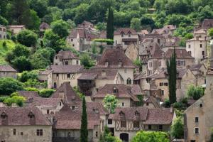 VersにあるLe Clos Des Dryades gの山上の屋根の集合住宅