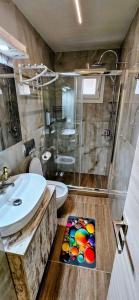 a bathroom with a shower and a toilet and a sink at SWEET & CHILLI Home 28 in Thessaloniki
