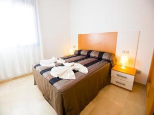Tempat tidur dalam kamar di Apartamentos Varadero On the beach