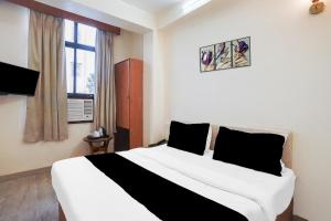 Postel nebo postele na pokoji v ubytování Super Hotel O Collectorate Circle formerly Hotel Dhamu