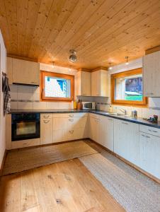 Majoituspaikan Luxueux Chalet au centre de Champéry vue panoramique keittiö tai keittotila