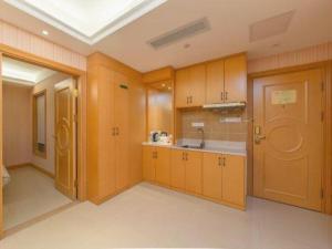 une cuisine avec des armoires en bois et un évier dans l'établissement Vienna Classic Hotel Guangdong Yangxi Moon Bay, à Dabang