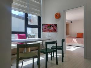 una sala da pranzo con tavolo e sedie e una camera da letto di 2 rooms for 7, Young House a Seul