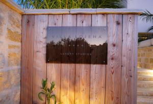 ein Holzzaun mit einem Schild drauf in der Unterkunft Luxury Getaway for 2 Jacuzzi Studio at Villa Lojena ID111-7 in Murter