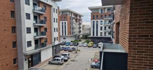 vista su un parcheggio in una città con auto di Apartment Sandra a Stari Banovci