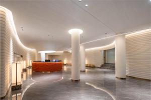 九江Tianhai Botang Hotel, Guling Street, Lushan Scenic Area的大楼大厅里有一张红色桌子