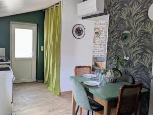 Η κουζίνα ή μικρή κουζίνα στο Maison garde barrière