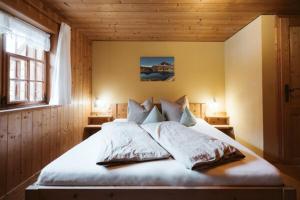 Postel nebo postele na pokoji v ubytování Naze`s Hus Mellau