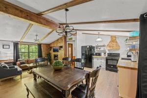 Køkken eller tekøkken på Outdoor Paradise on the Creek - Jacuzzi - Stocked