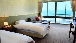 Postel nebo postele na pokoji v ubytování Shiosai Resort Kamogawa + 3 fotografie