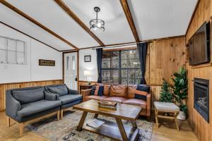 Et opholdsområde på Outdoor Paradise on the Creek - Jacuzzi - Stocked