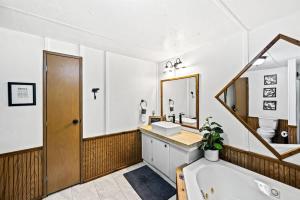 Et badeværelse på Outdoor Paradise on the Creek - Jacuzzi - Stocked + 35 billeder